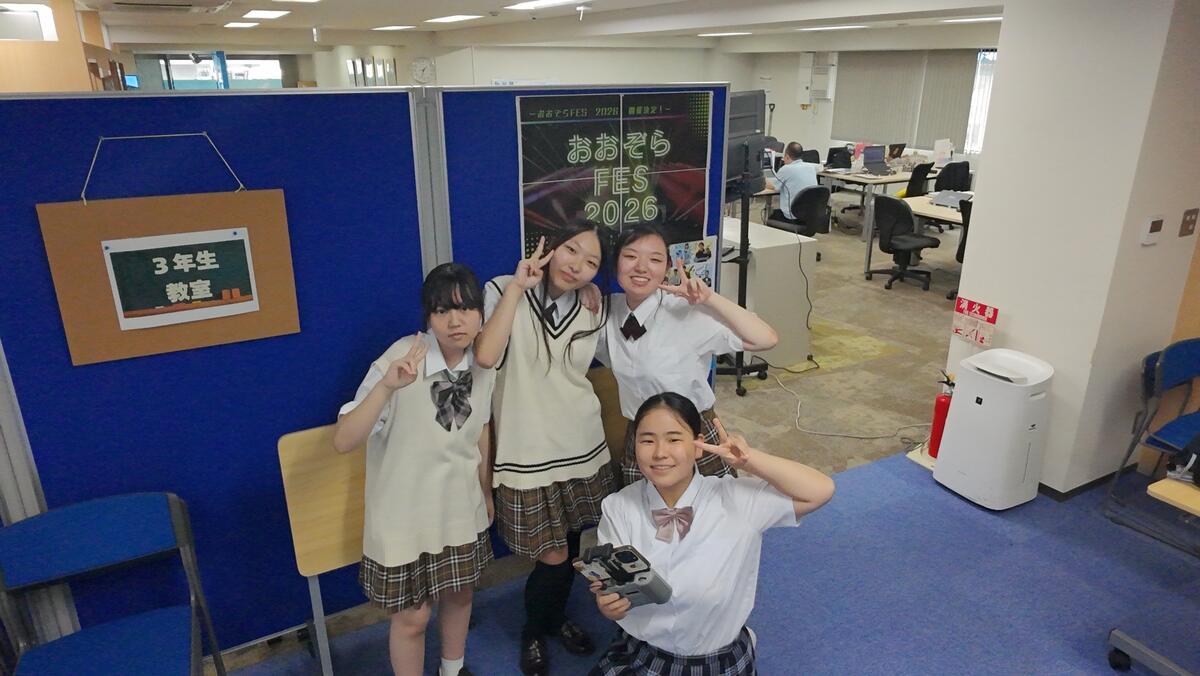 柏キャンパスの生徒がドローン体験の時間に実際にドローンを操縦しながら取った写真