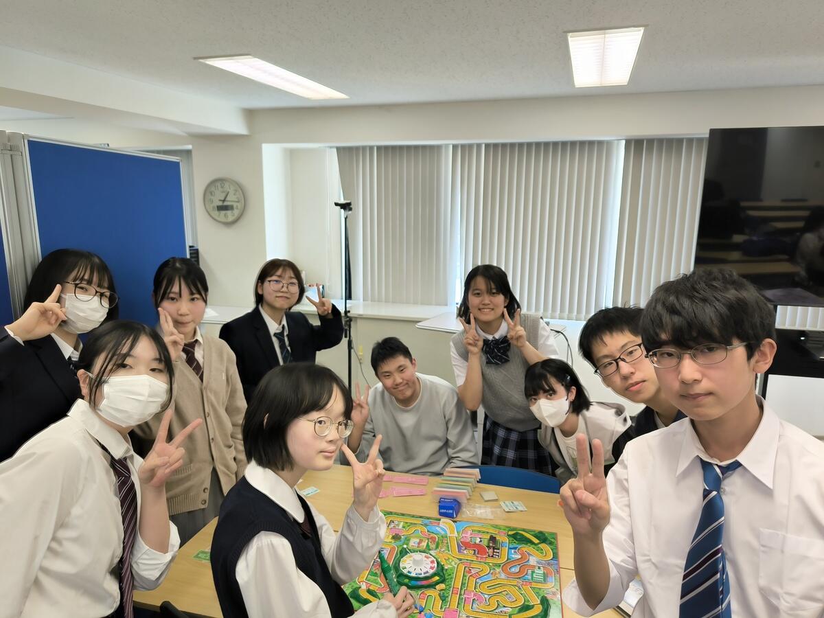 ボードゲームをしている生徒