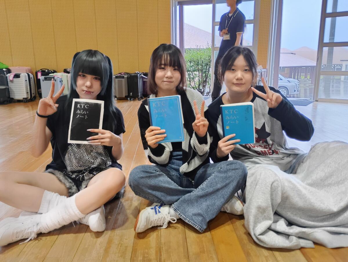 屋久島のスクーリングに参加をする3人の生徒が笑顔で写真に写っている様子