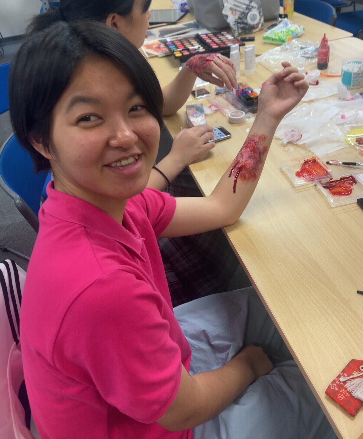 傷メイクをした生徒