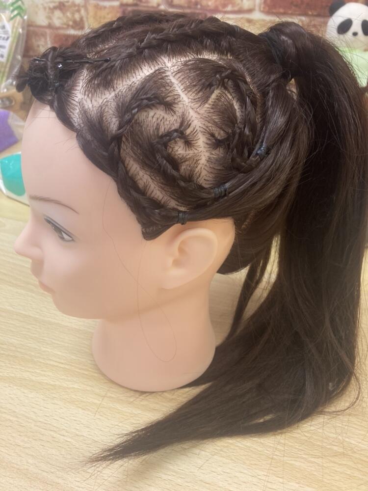 自らマネキンを用意し、ヘアアレンジを披露してくれました