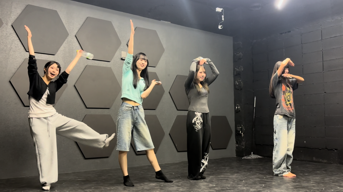 ダンスの練習に励む生徒