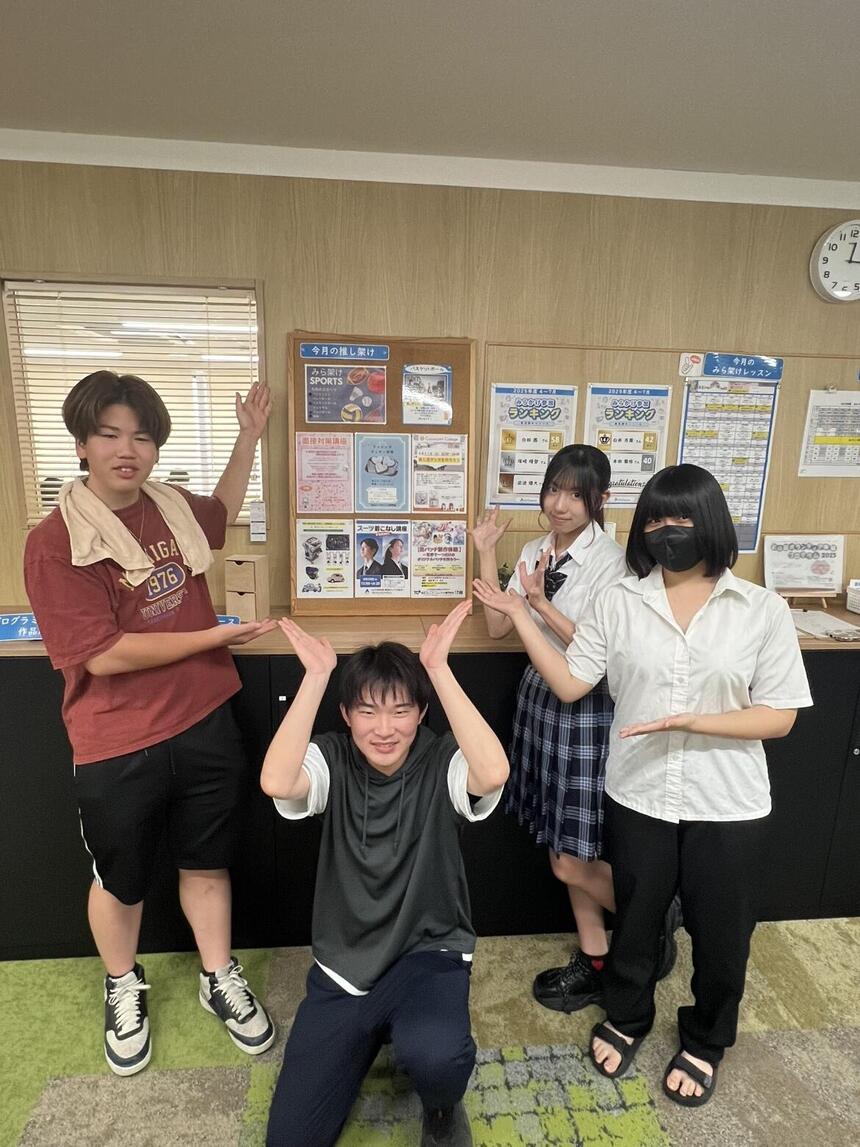 キャンパス掲示物と生徒
