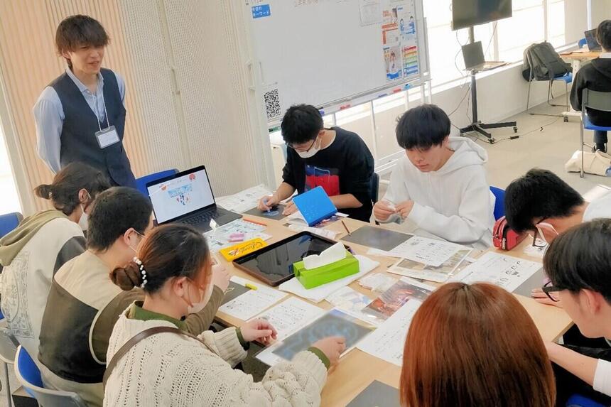 職業別ガイダンスに参加する生徒たち