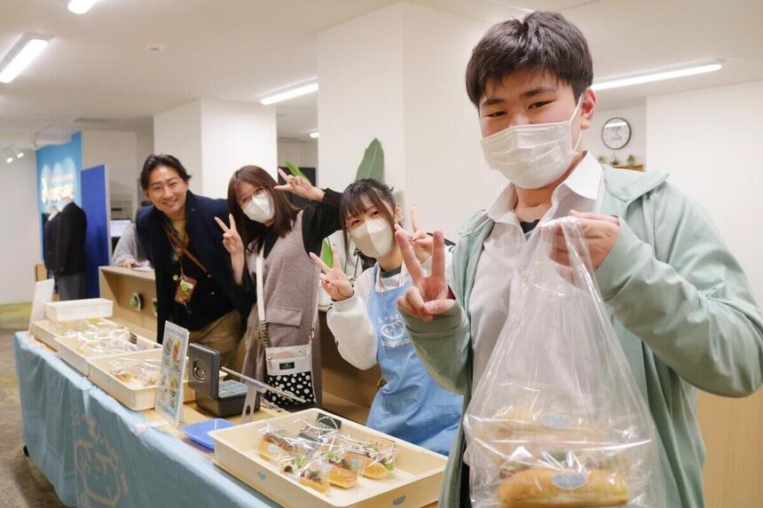 パン販売を楽しみにしている生徒とパン屋さん