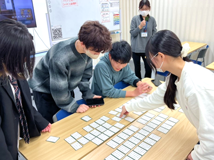  「かすかべ郷土かるた」で盛り上がる生徒たち