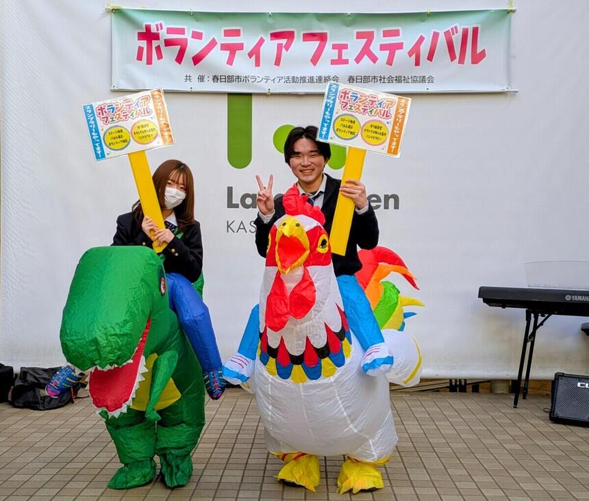 ボランティアに参加する生徒