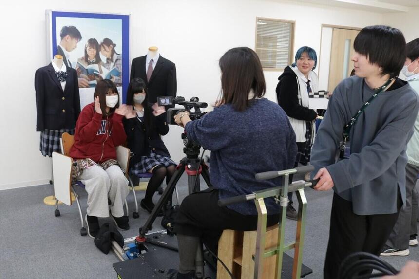 動画撮影でテンションが上がる生徒たち