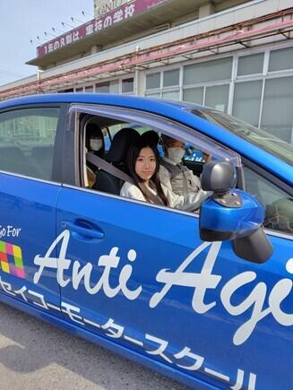 車の運転をする生徒