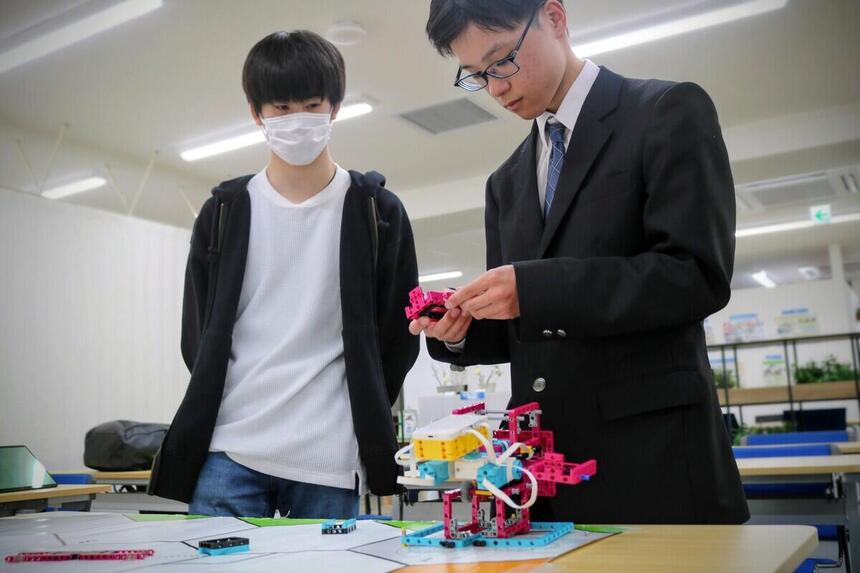 プログラミング部門に参加する生徒2名