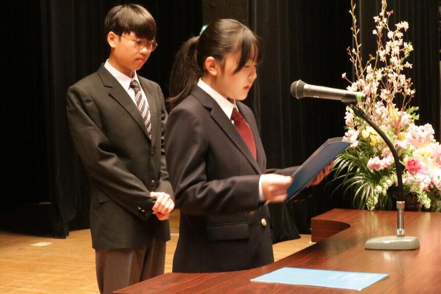 新入生代表挨拶の生徒2名