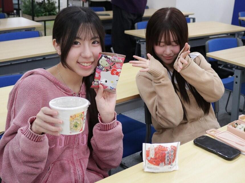 お昼ご飯が楽しみな生徒2名