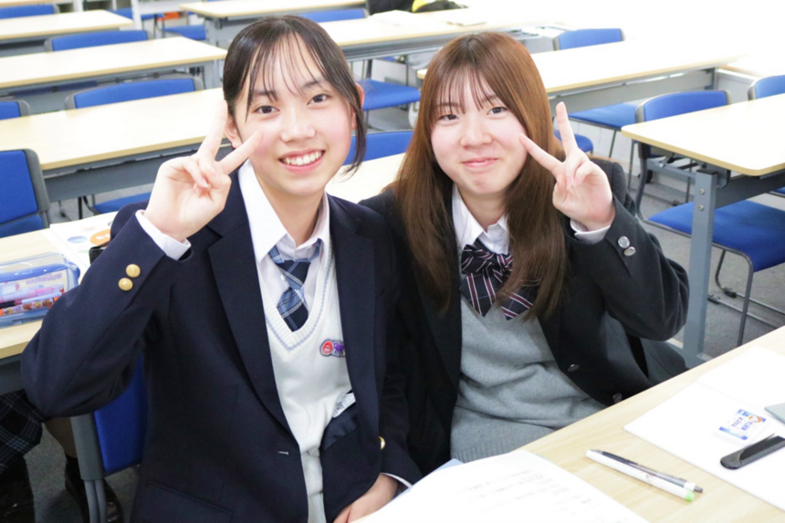今年の4月に入学し、キャンパスで早速友人になった二人。毎日楽しく過ごしています。