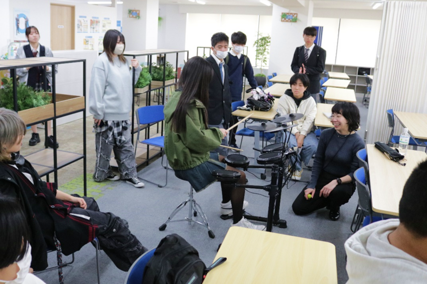 みらいの架け橋レッスン®でドラムを練習を楽しそうに練習する生徒たち