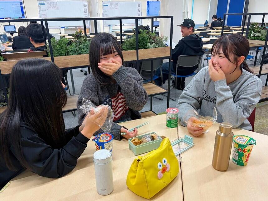 キャンパスで仲良くランチ中の仲良し3人です。