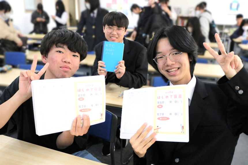 春日部キャンパスで知り合った、毎日最前列で授業に参加している生徒2人。後ろの人もにっこり笑顔