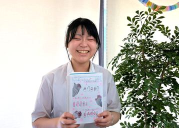 みらいノートにオリジナルのネイルを書いて嬉しそうな笑顔の生徒