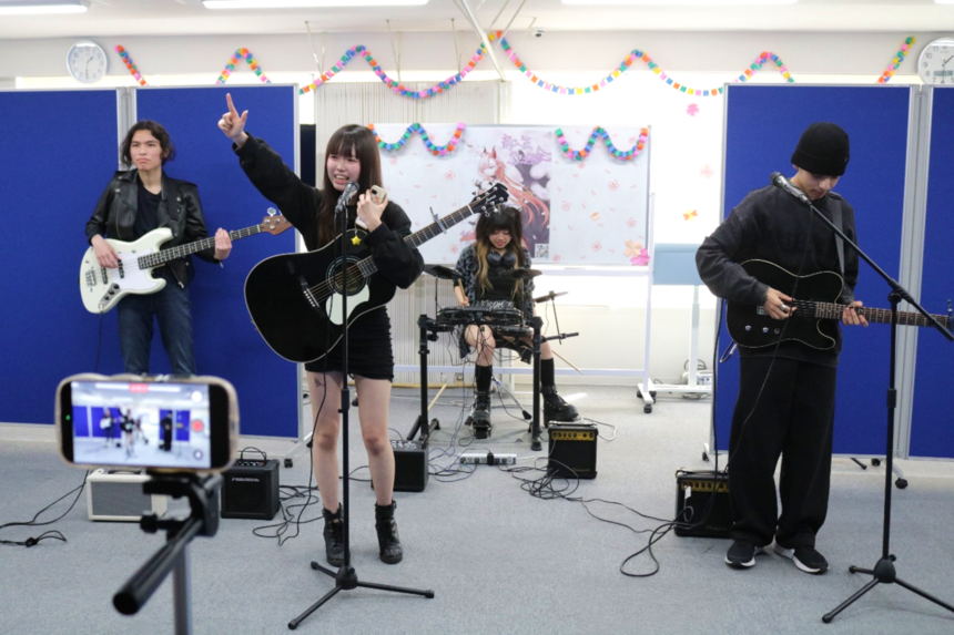 キャンパスでバンド活動を頑張っている生徒が新入生歓迎会で演奏を楽しみました