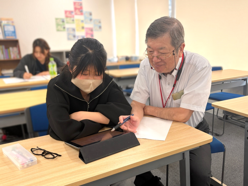 進学コースで毎日自分のペースで学習を進める生徒とコーチ