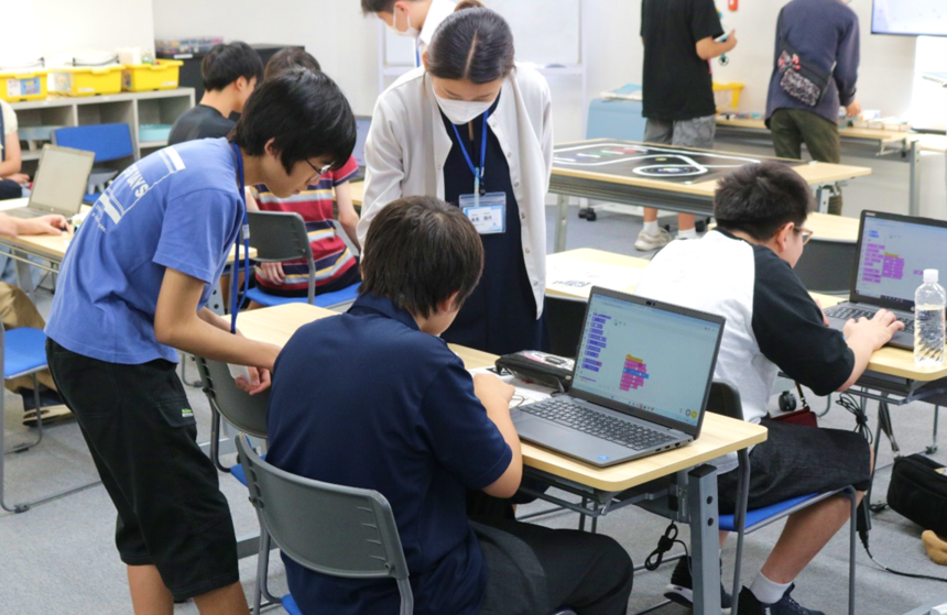 試行錯誤しながら思い通りの動きができるように入力する生徒たち