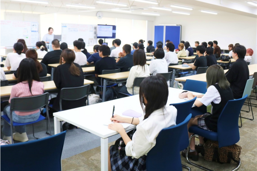 春日部キャンパスの終業式で夏休みの注意事項を真剣な目で確認する生徒たち