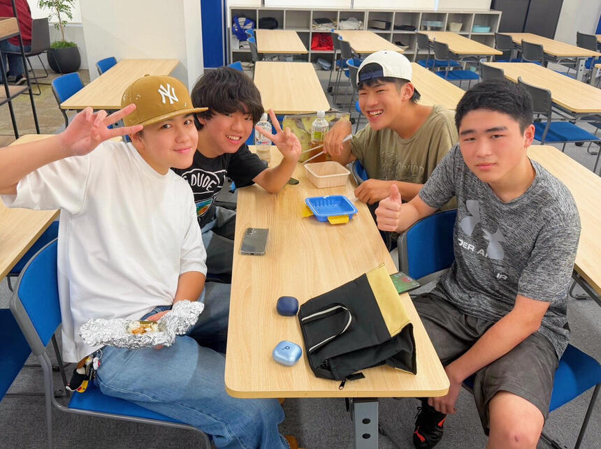 教室で生徒がお昼を食べている