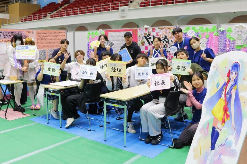 イベント会場で集合写真を撮る生徒とコーチ