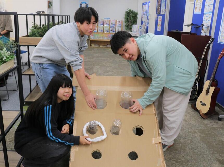 春日部キャンパスで、学院祭に向けて輪投げゲームの試作を行う生徒の様子