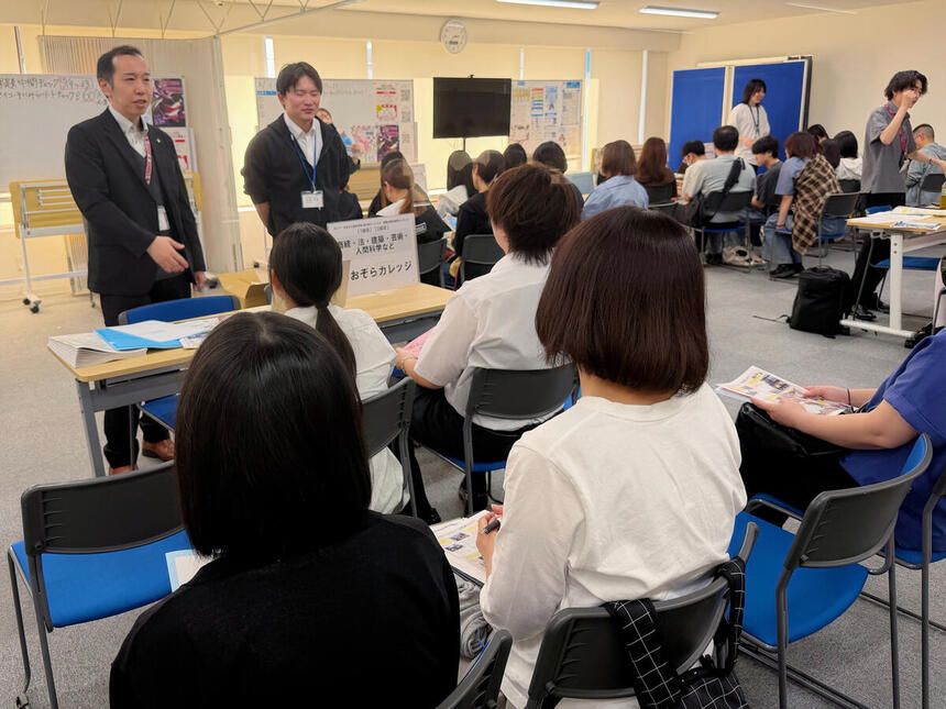 教室で講師の話を真剣に聞く生徒
