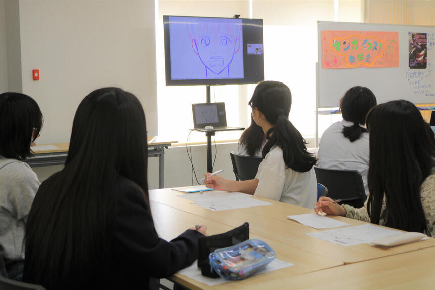教室で集中して講座の配信をみる生徒たち