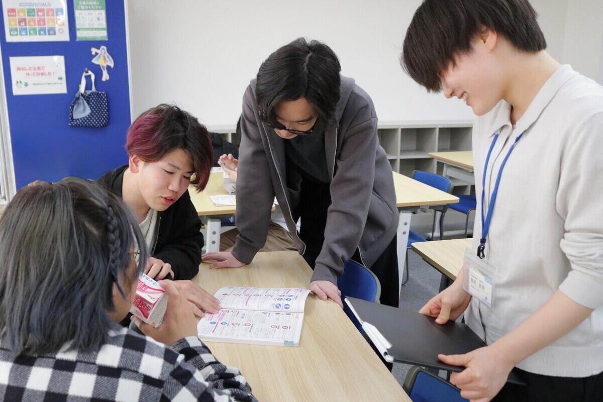 久々に友人に会えて喜ぶ在校生の姿