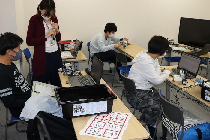 今年度のプログラミングコースの学習風景