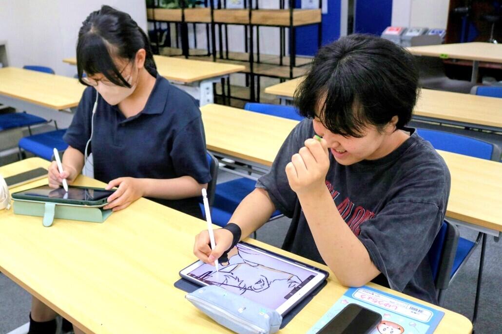 タブレットと向き合っている生徒