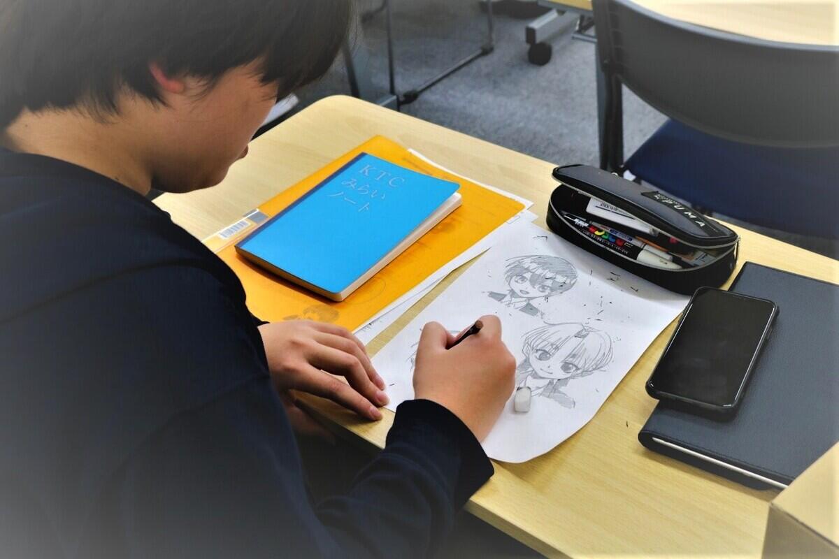 イラストを描いている生徒