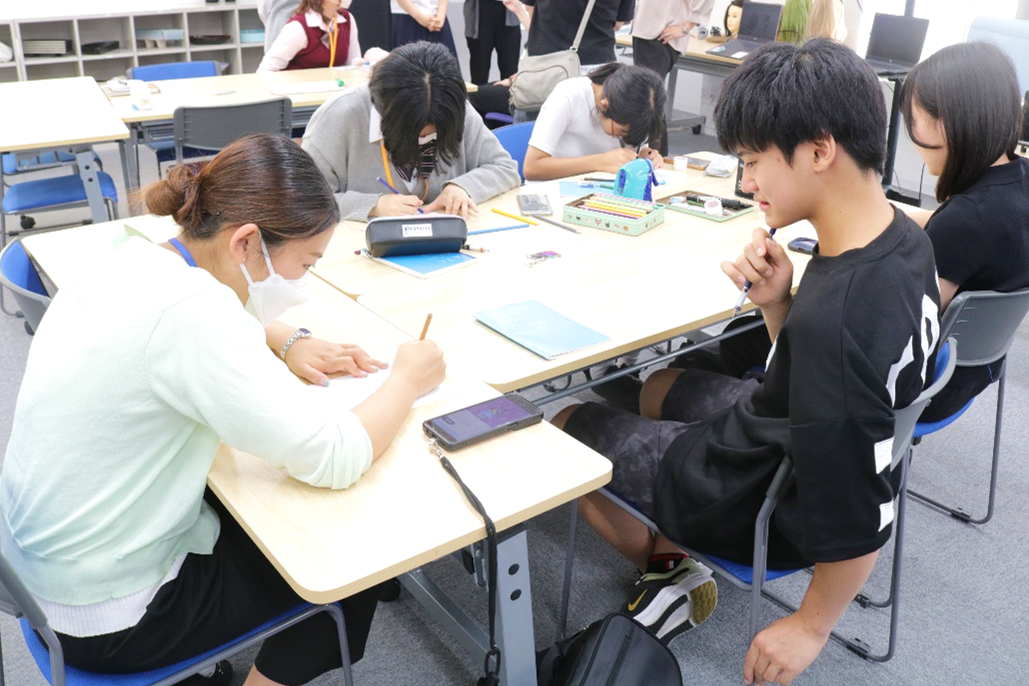 レジンキーホルダー作りを体験している生徒