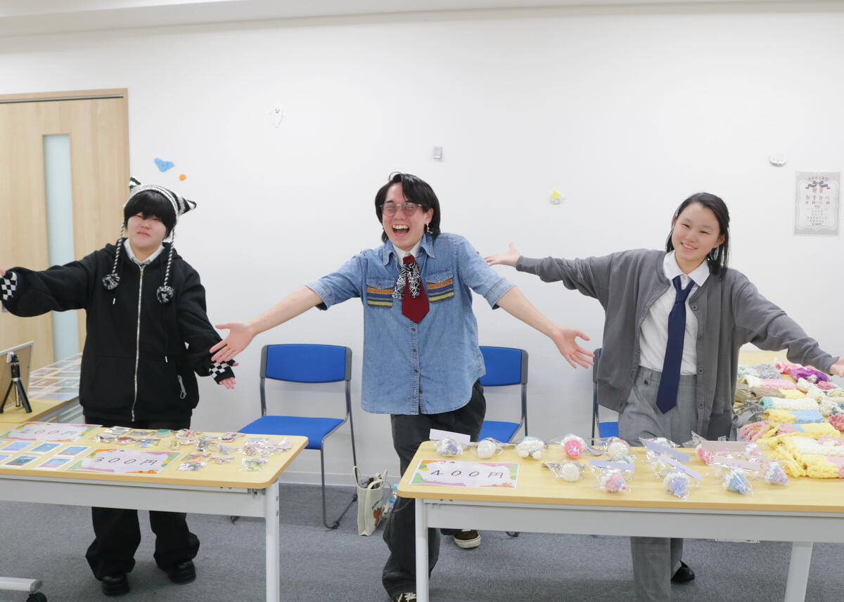 生徒の作った編み物を販売しました