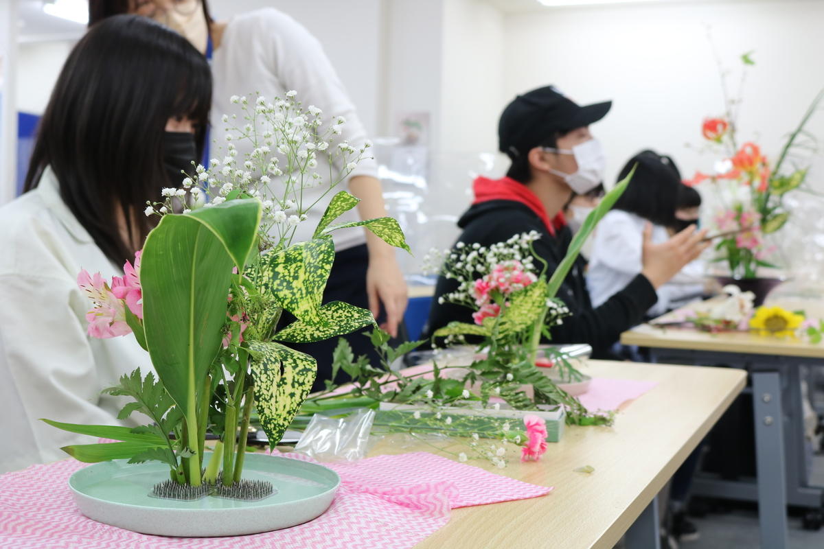 華道家の講師の方から「生け花」を学びました