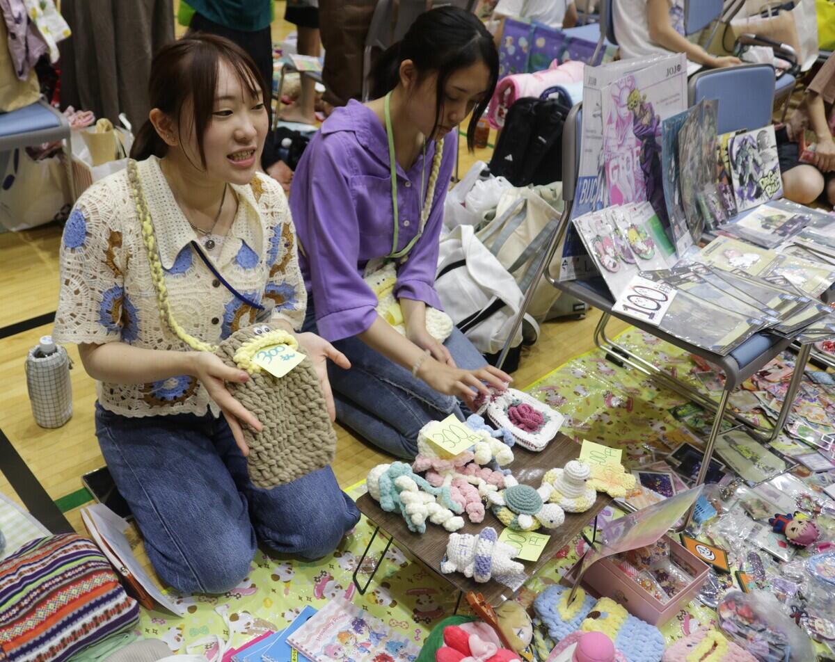 不用品販売のお手伝いをしている生徒