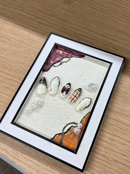 ミルキーで美味しそうな牡蠣にパールがアクセントになっている画期的な牡蠣ネイル