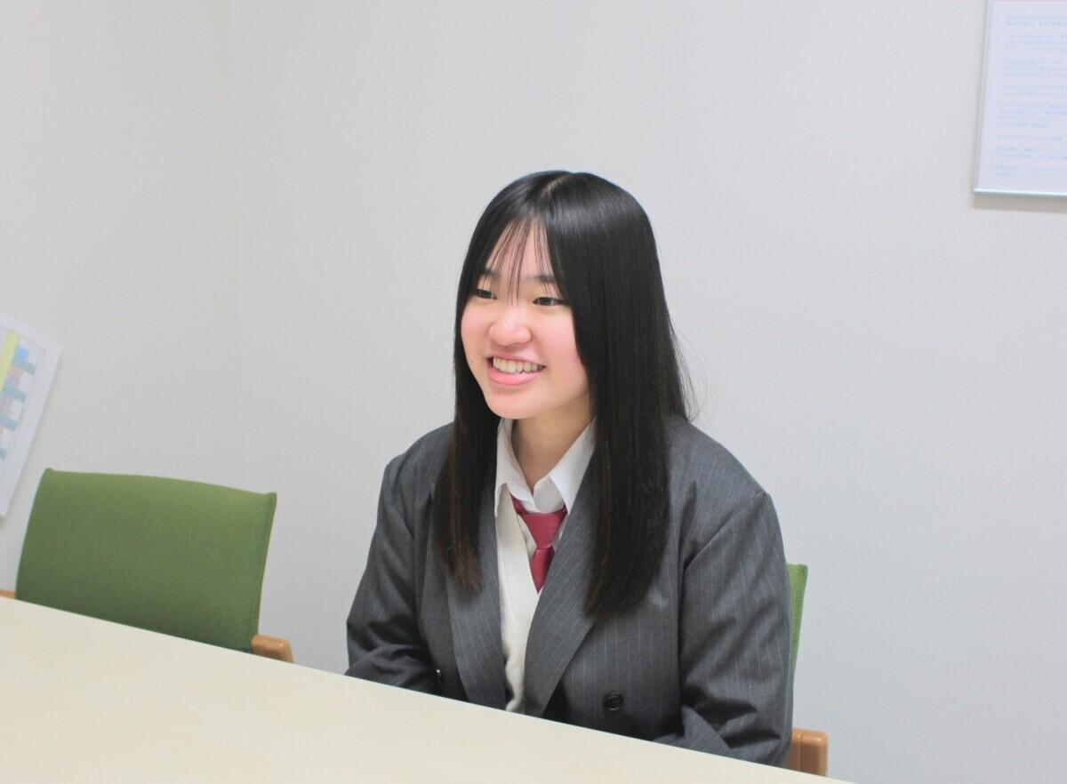 昨年度川越キャンパスに転校してきた2年次生に、今の思いをインタビューした様子