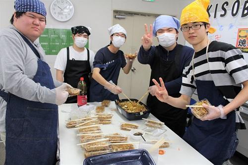 焼きそばチームの5人