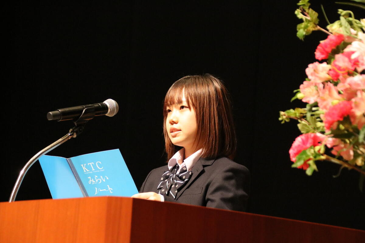 歓迎の言葉を落ち着いて堂々と伝える姿