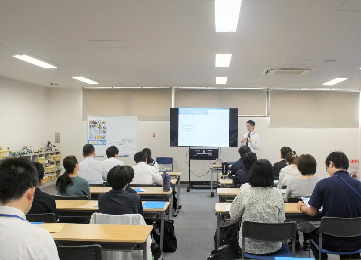 上級学校訪問時におおぞらの学校説明を聞いている中学生、保護者、教職員の方々