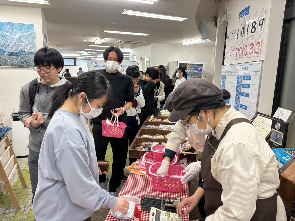 キャンパスでのパン販売の様子