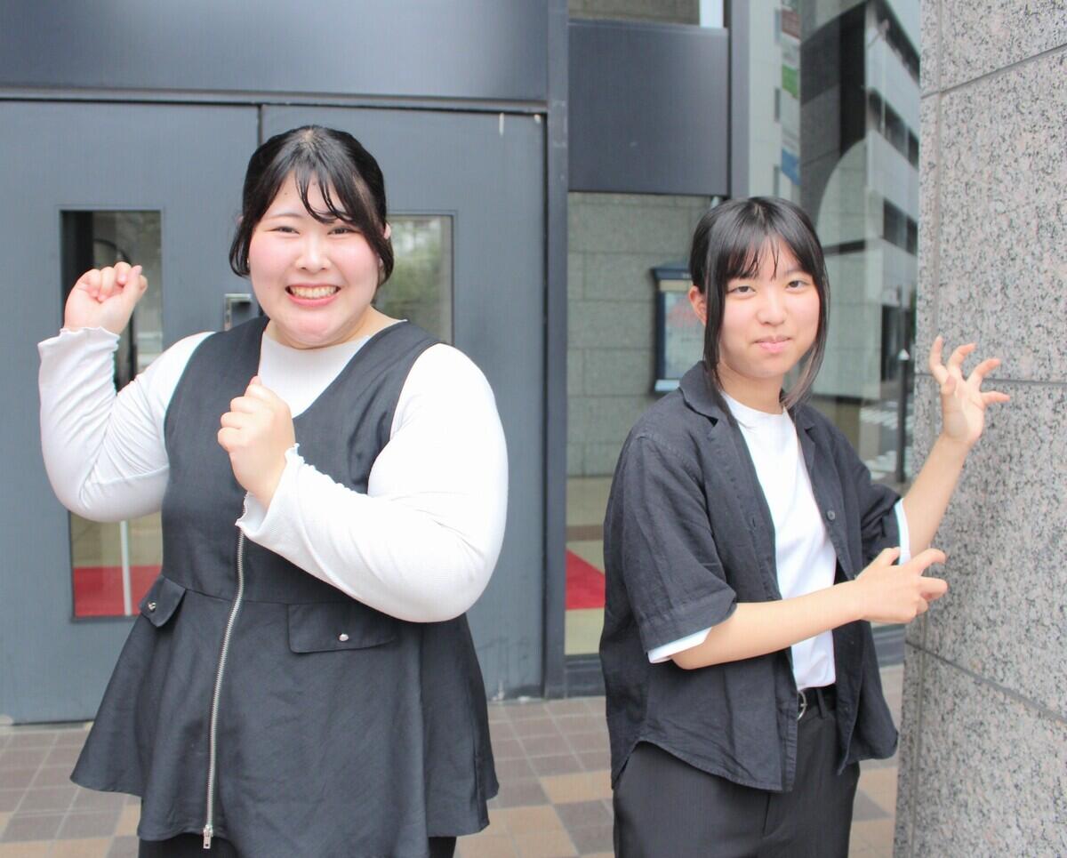 今回インタビューしたマイコーチと生徒のツーショット写真。教室の入り口で撮影しました。