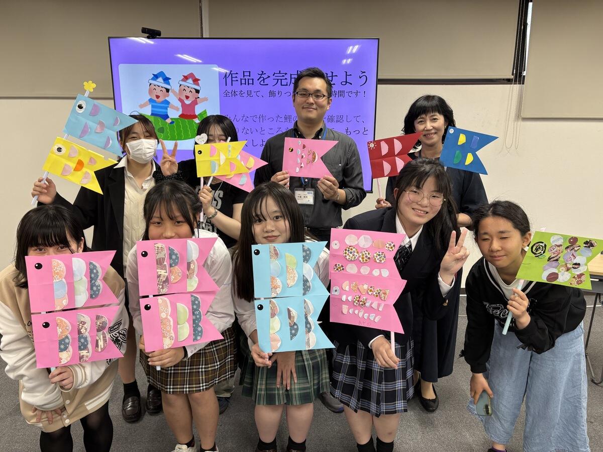 5月の制作授業後、一人ひとりが作成した鯉のぼりを手に集合写真