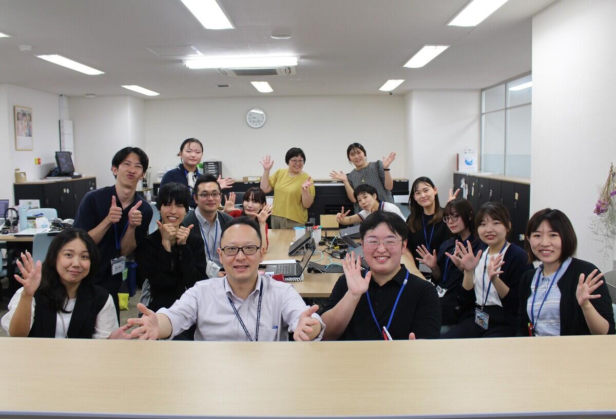 職員室で教務スタッフ集合.jpg