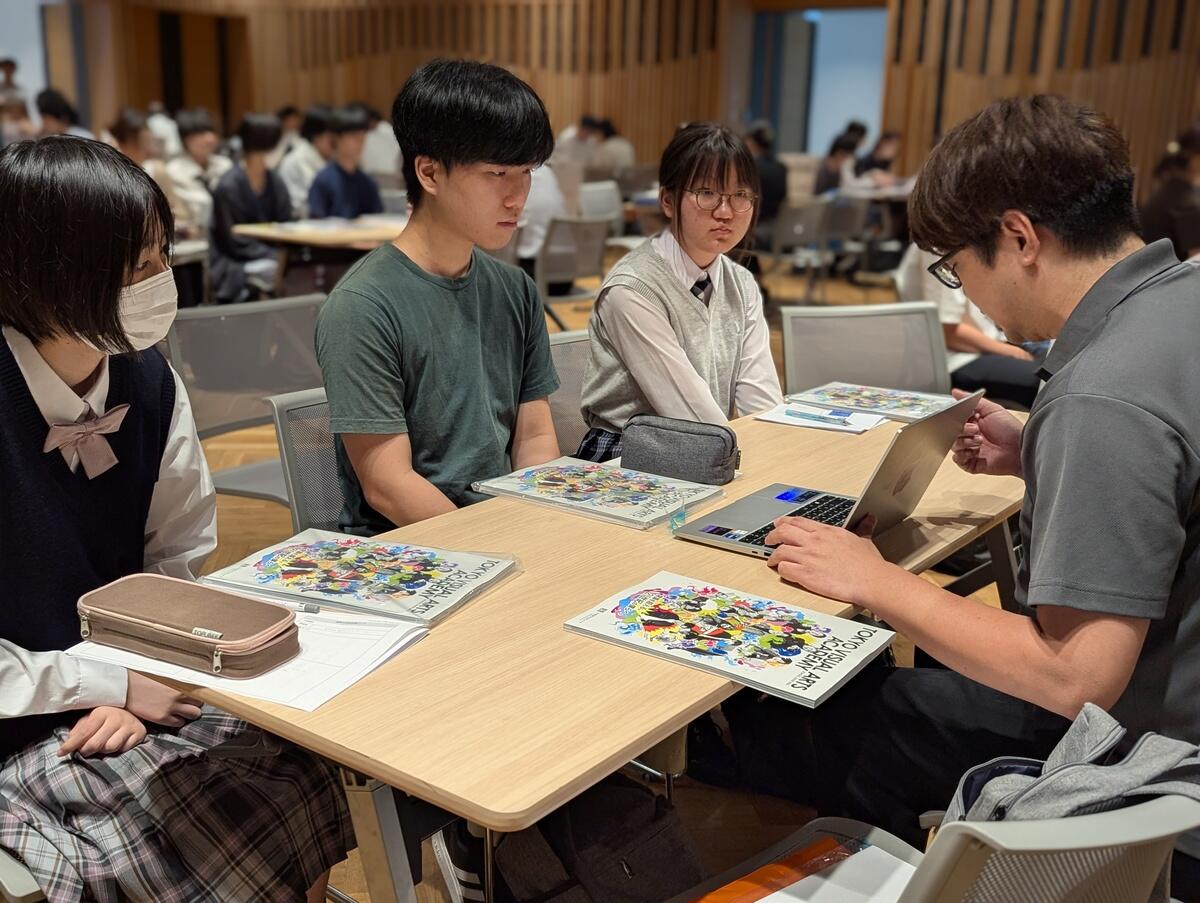 真剣に説明を聞いている生徒