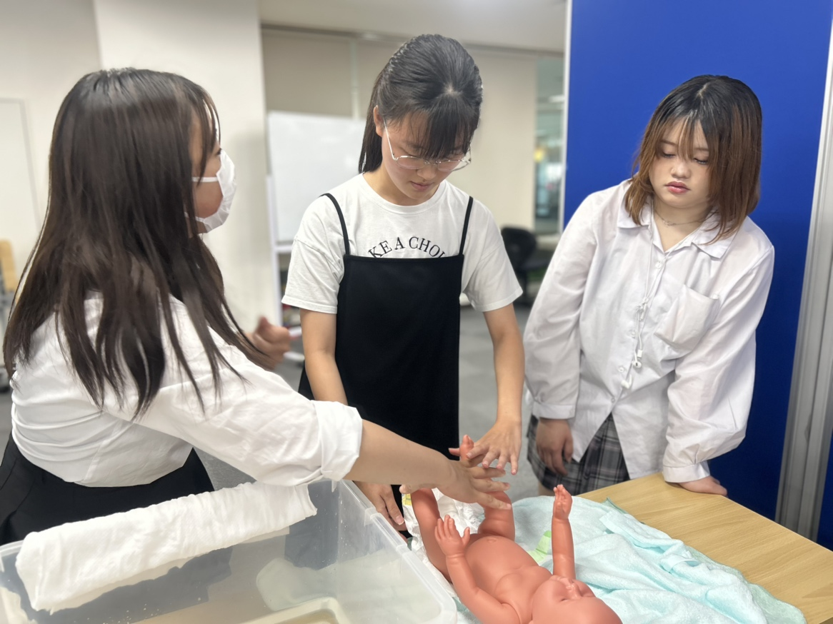 赤ちゃんをお風呂に入れる沐浴体験を人形を使って実施しました