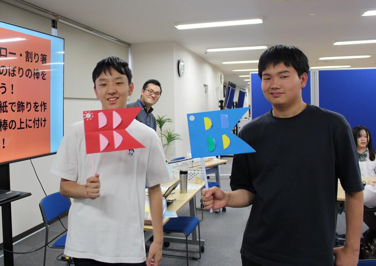 鯉のぼりを手にした生徒